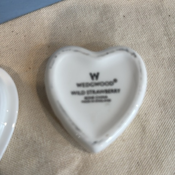 Wedgwood heart-shaped trinket box - Picture 3 of 4